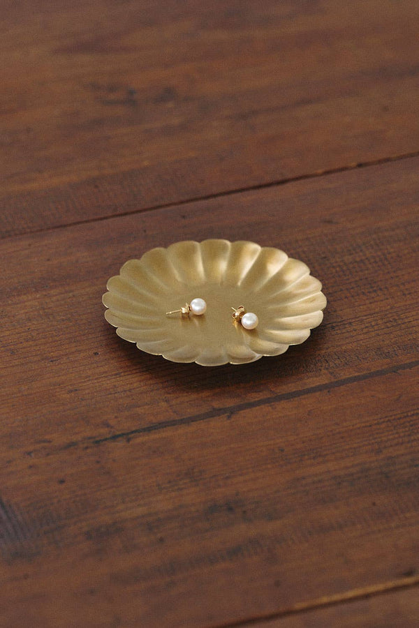 Petal-Edge Brass Trinket Dish – Scalloped Jewelry Tray for Nightstand, Vanity, or Entryway
