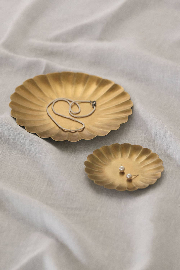 Petal-Edge Brass Trinket Dish – Scalloped Jewelry Tray for Nightstand, Vanity, or Entryway